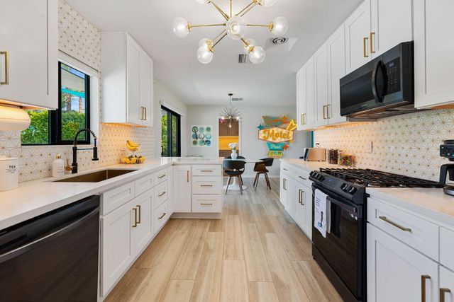 2227 Paseo Roseta, Palm Springs, CA 92262