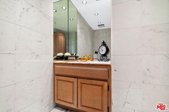 11755 Montana Avenue 201, Los Angeles, CA 90049