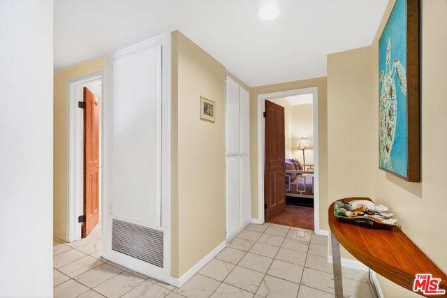 11755 Montana Avenue 201, Los Angeles, CA 90049