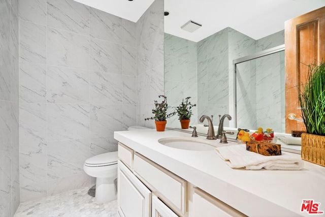 11755 Montana Avenue 201, Los Angeles, CA 90049