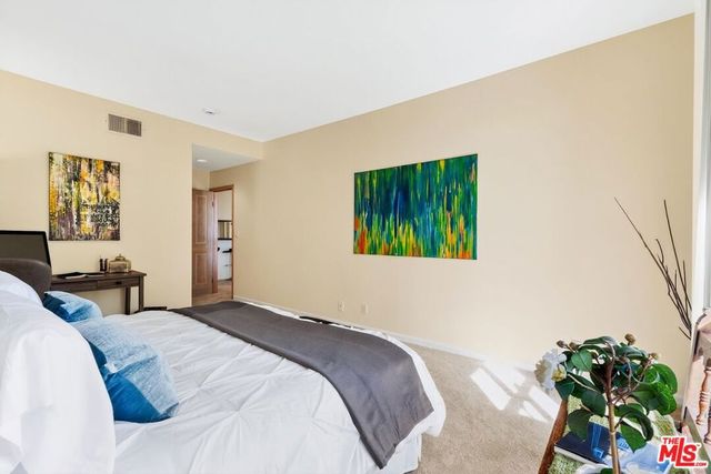 11755 Montana Avenue 201, Los Angeles, CA 90049