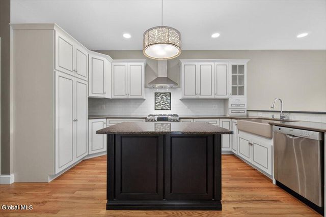 92 Lorenzo Drive, North Greenbush, NY 12180