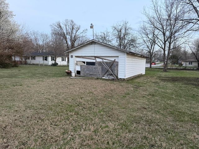 2406 E Commercial Street, Springfield, MO 65803