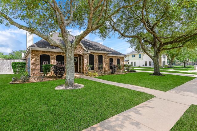 2833 Trevino Court, Friendswood, TX 77546