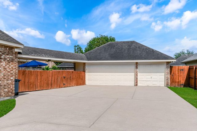 2833 Trevino Court, Friendswood, TX 77546