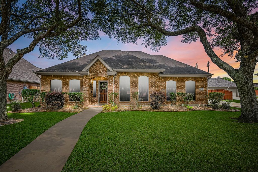 2833 Trevino Court, Friendswood, TX 77546