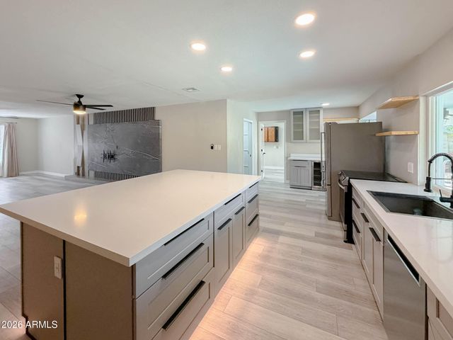 4634 W WAGONER Road, Glendale, AZ 85308