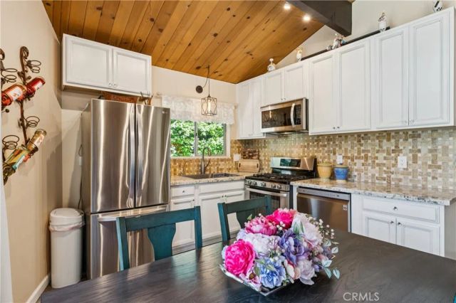805 Knight Court, Lake Arrowhead, CA 92352