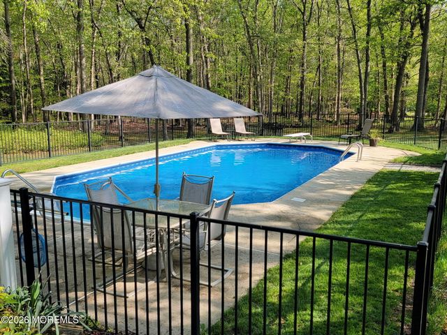 31 Pitney Lane, Jackson, NJ 08527