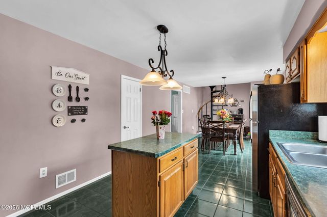 31 Pitney Lane, Jackson, NJ 08527