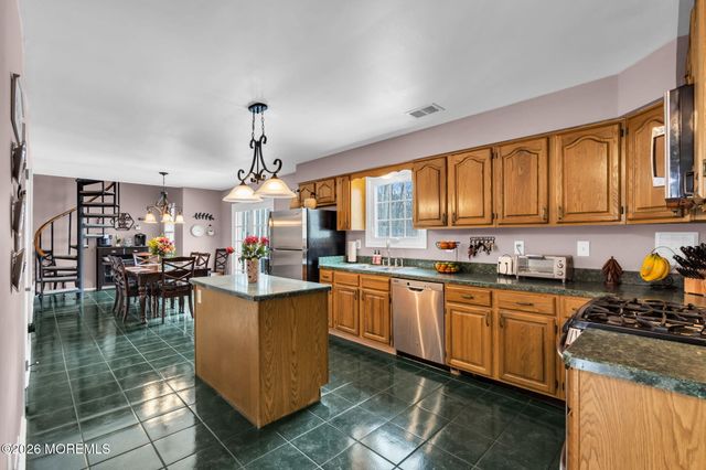 31 Pitney Lane, Jackson, NJ 08527