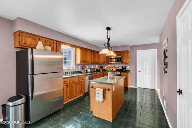 31 Pitney Lane, Jackson, NJ 08527