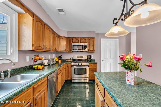 31 Pitney Lane, Jackson, NJ 08527