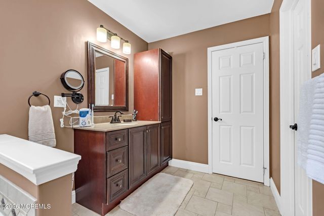 31 Pitney Lane, Jackson, NJ 08527