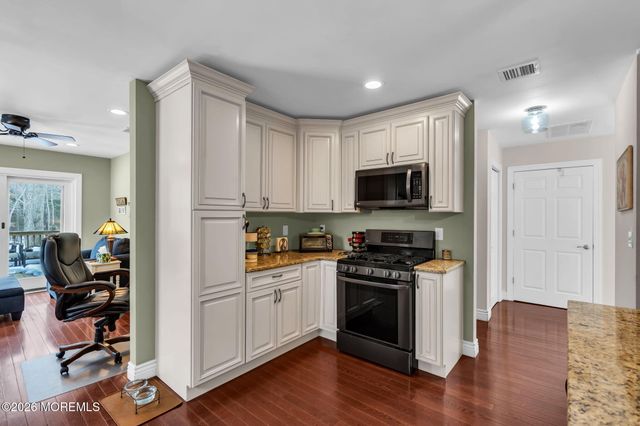 31 Pitney Lane, Jackson, NJ 08527