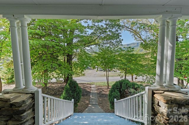 33 Vance Avenue, Black Mountain, NC 28711