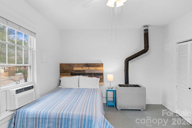 33 Vance Avenue, Black Mountain, NC 28711