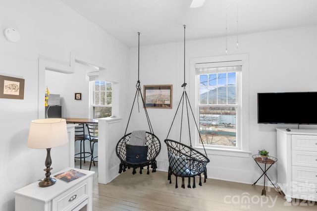 33 Vance Avenue, Black Mountain, NC 28711