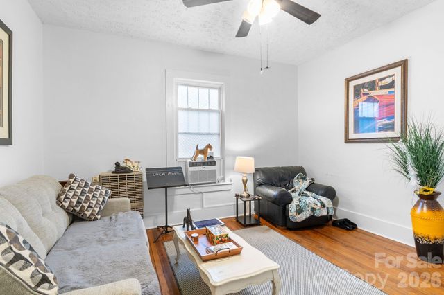 33 Vance Avenue, Black Mountain, NC 28711