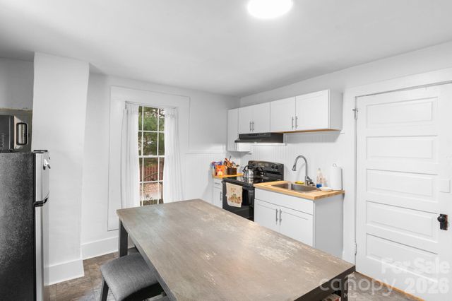 33 Vance Avenue, Black Mountain, NC 28711