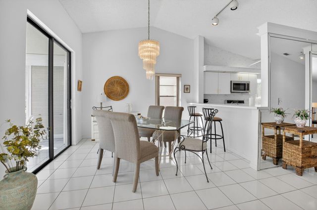 10279 N Circle Lake Drive 202, Boynton Beach, FL 33437