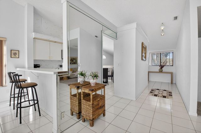 10279 N Circle Lake Drive 202, Boynton Beach, FL 33437