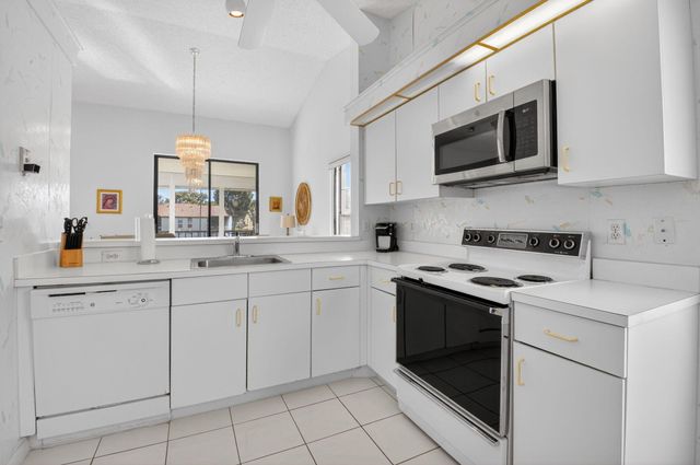 10279 N Circle Lake Drive 202, Boynton Beach, FL 33437