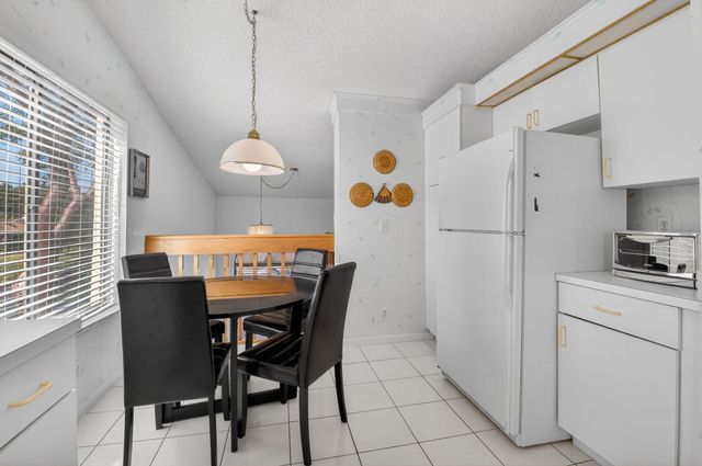 10279 N Circle Lake Drive 202, Boynton Beach, FL 33437