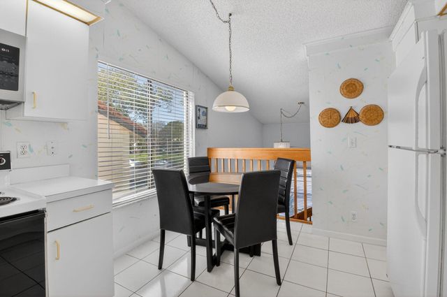 10279 N Circle Lake Drive 202, Boynton Beach, FL 33437