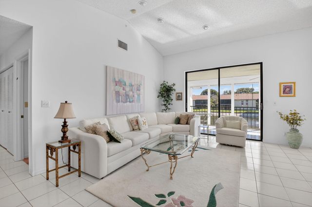 10279 N Circle Lake Drive 202, Boynton Beach, FL 33437