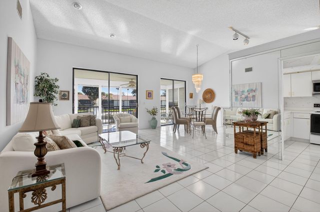 10279 N Circle Lake Drive 202, Boynton Beach, FL 33437