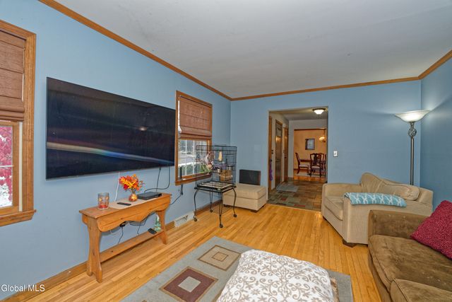 8 Raspberry Drive, Malta, NY 12020