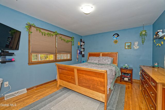 8 Raspberry Drive, Malta, NY 12020