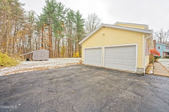 8 Raspberry Drive, Malta, NY 12020