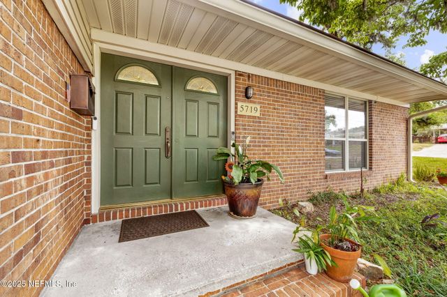 5719 ST ISABEL Drive, Jacksonville, FL 32277