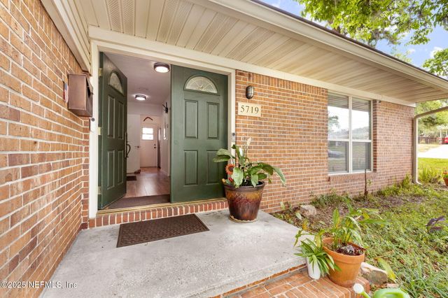 5719 ST ISABEL Drive, Jacksonville, FL 32277