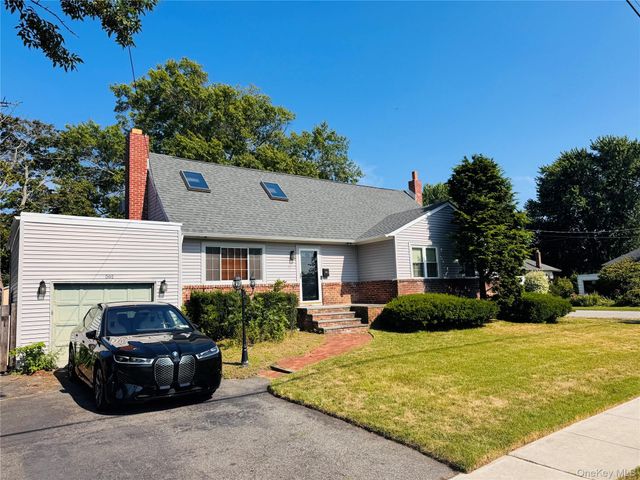 561 Center Dyre Avenue, West Islip, NY 11795