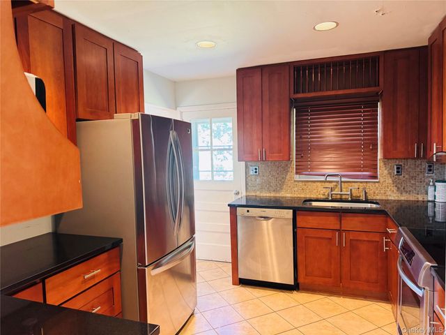 561 Center Dyre Avenue, West Islip, NY 11795