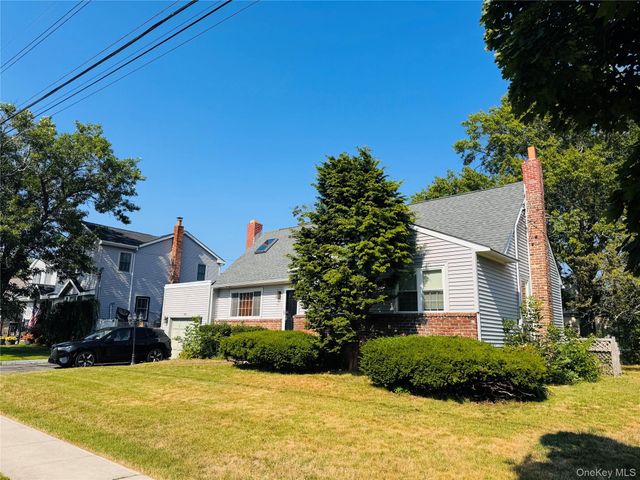 561 Center Dyre Avenue, West Islip, NY 11795
