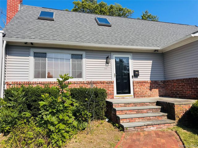 561 Center Dyre Avenue, West Islip, NY 11795