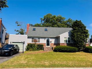 561 Center Dyre Avenue, West Islip, NY 11795
