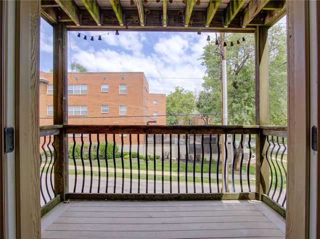 1207 W 45th Street 2W, Kansas City, MO 64111