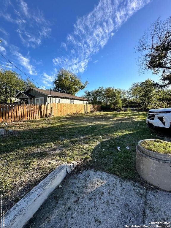 214 E LACHAPELLE, San Antonio, TX 78204