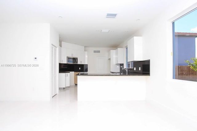 15631 SW 11th Ter, Miami, FL 33194