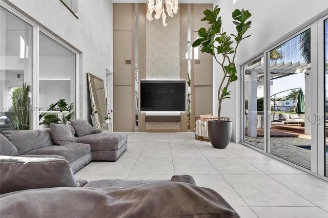 10292 NW 75th Ter, Doral, FL 33178