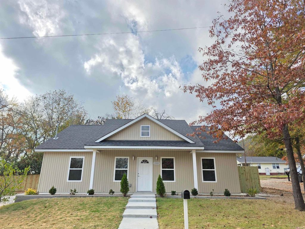 200 Panda St, Hot Springs, AR 71913