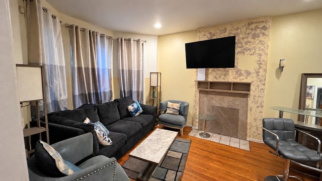 6620 S MARQUETTE Road, Chicago, IL 60637