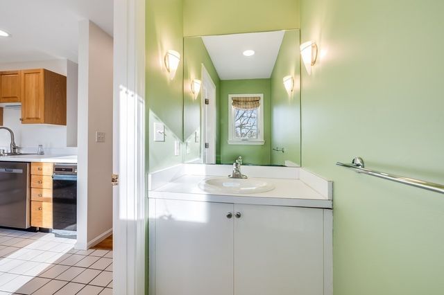 100 Anderer Ln 2, Boston, MA 02132