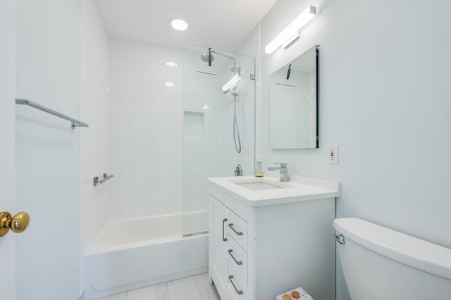 100 Anderer Ln 2, Boston, MA 02132