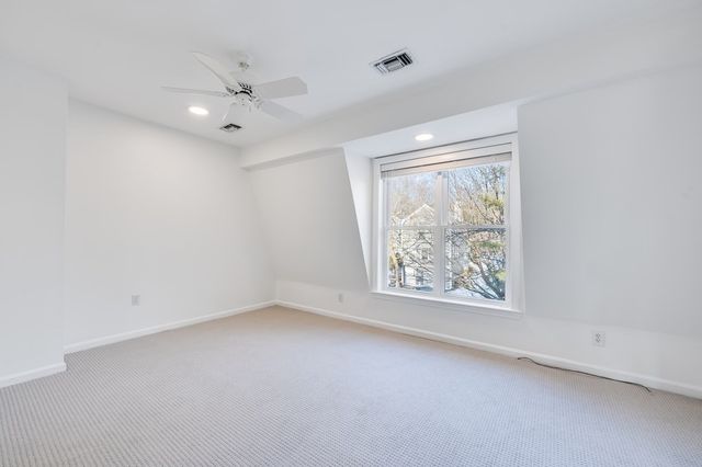 100 Anderer Ln 2, Boston, MA 02132